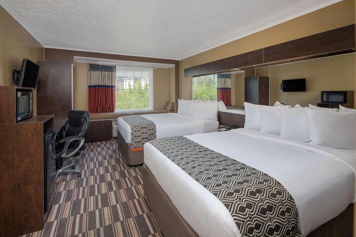 1 Queen Bed (6 of 21)