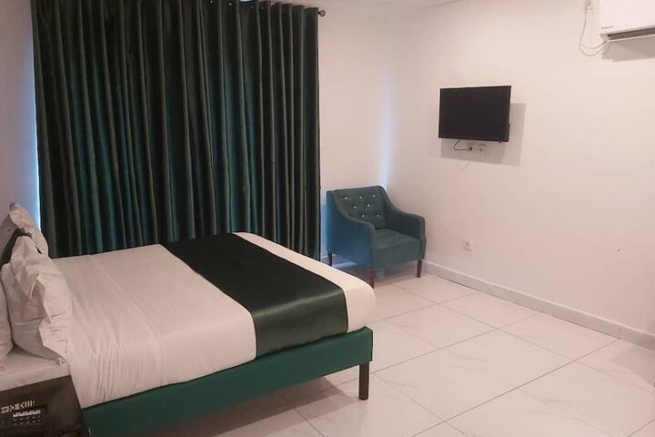 Room 6 of 18