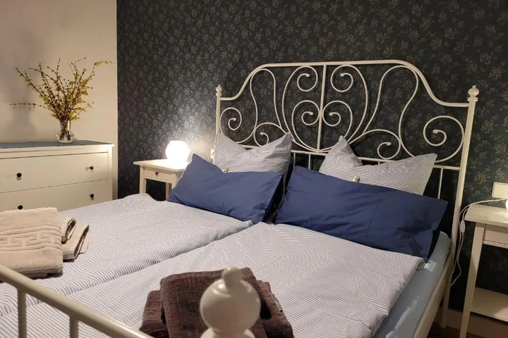 Room 4 of 16