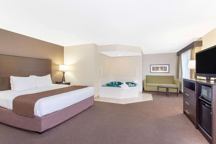 1 King Bed (5 of 32)