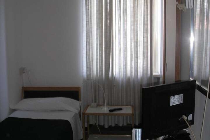 Room 11 of 35