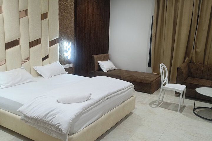 Room 4 of 19