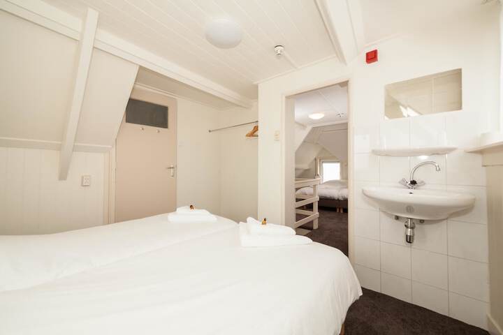 Room 3 of 37