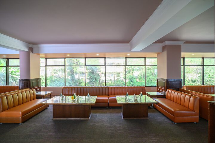 Lounge 54 of 70