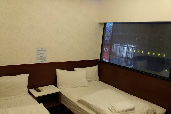 Room 28 of 106