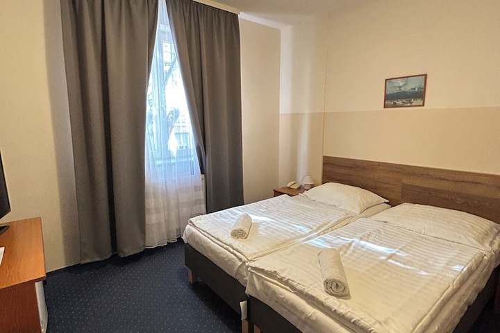 Room 25 of 40