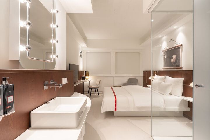 Room 6 of 75