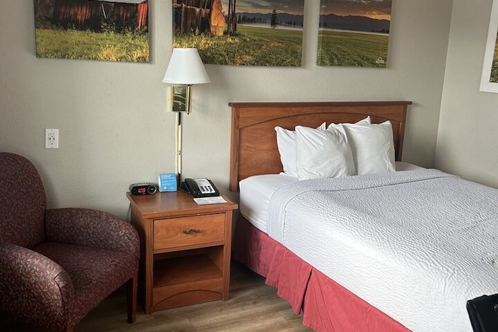 1 Queen Bed (8 of 21)