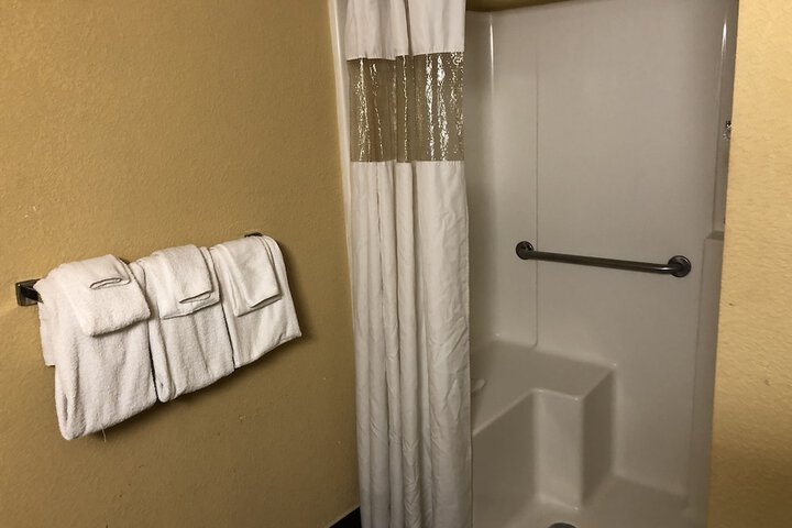 1 Double Bed Accessible (17 of 20)