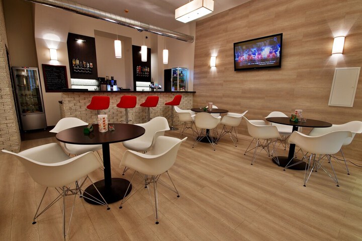 Lounge 44 of 45