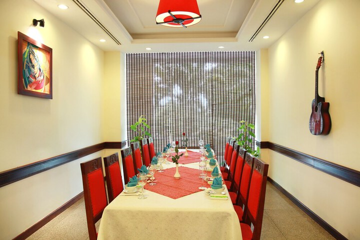 Dining 32 of 43