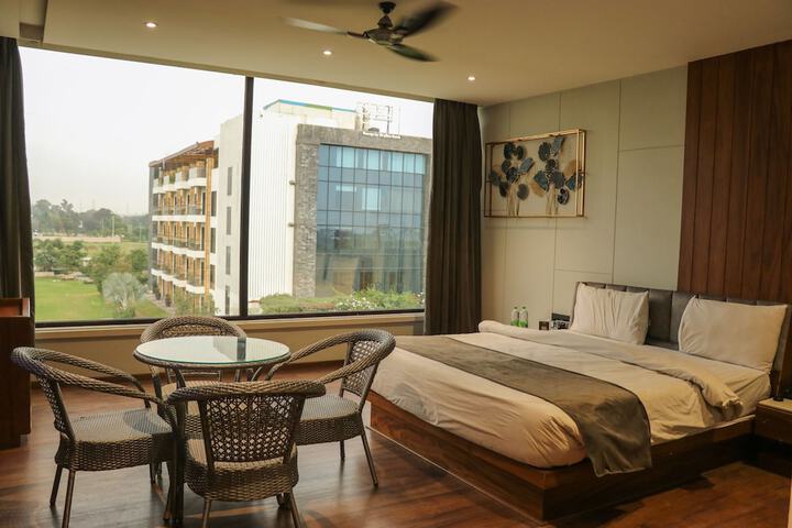 Room 52 of 196