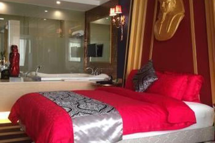 Room 9 of 20