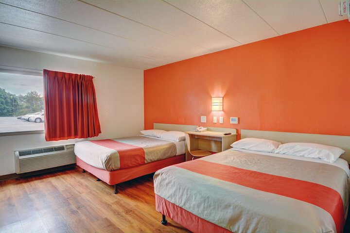 1 Queen Bed (5 of 16)