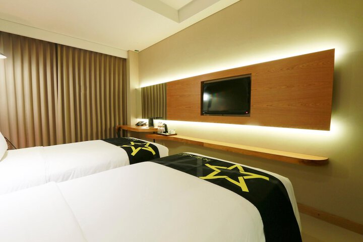 Room 9 of 33