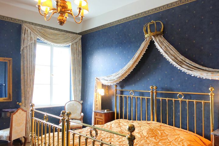 Room 4 of 61
