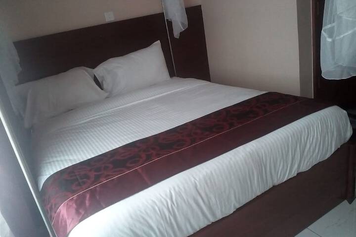 Room 5 of 10