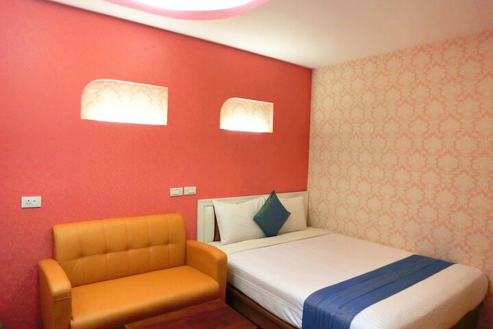 Room 8 of 68