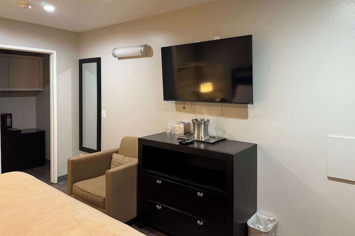 1 King Bed (3 of 6)