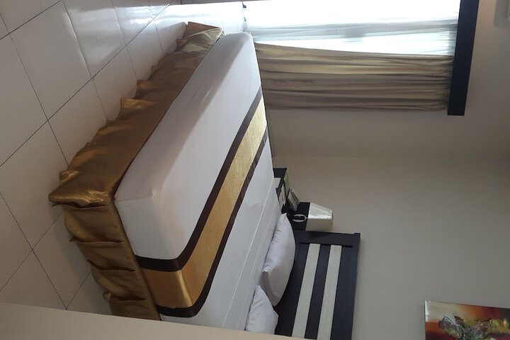 Room 4 of 8