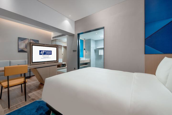 Room 14 of 102