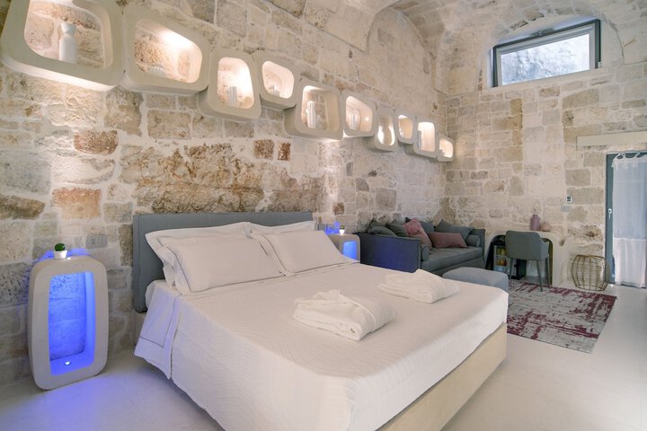 Room 3 of 74