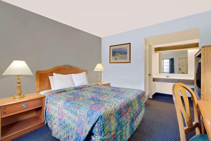 2 Queen Beds (8 of 17)