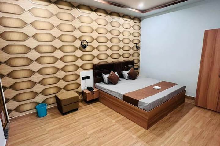 Room 5 of 17