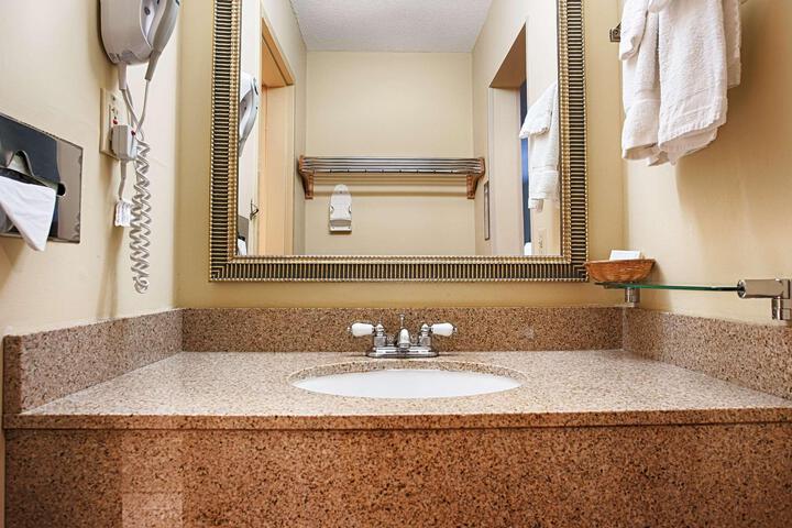 2 Queen Beds Microwave and Refrigerator WiFi Full Breakfast (2 of 6)