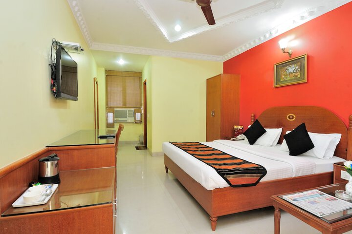 Room 13 of 32