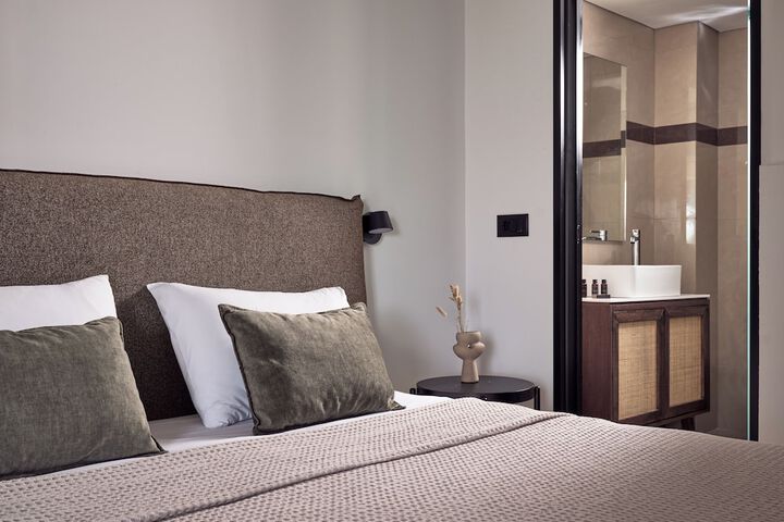 Room 4 of 9