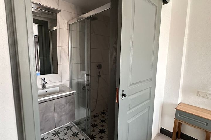 Room 11 of 37