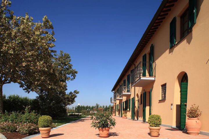 Hotel Exterior 34 of 40