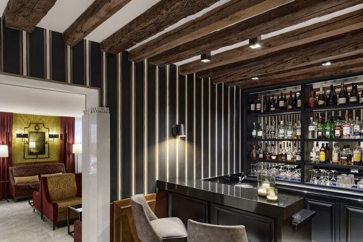 Lounge 53 of 60