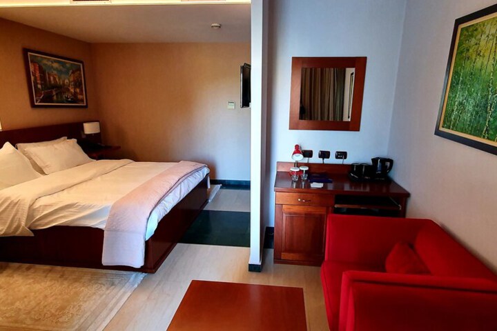 Room 6 of 28