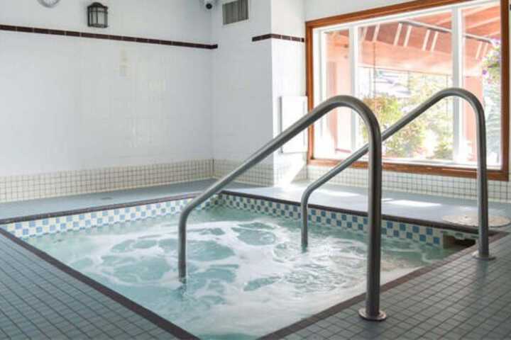 Pool 220 of 266