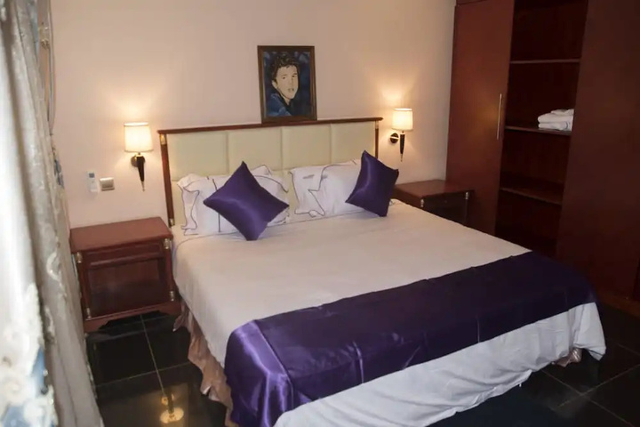 Room 4 of 12