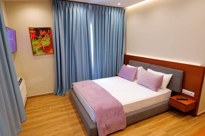 Room 8 of 104