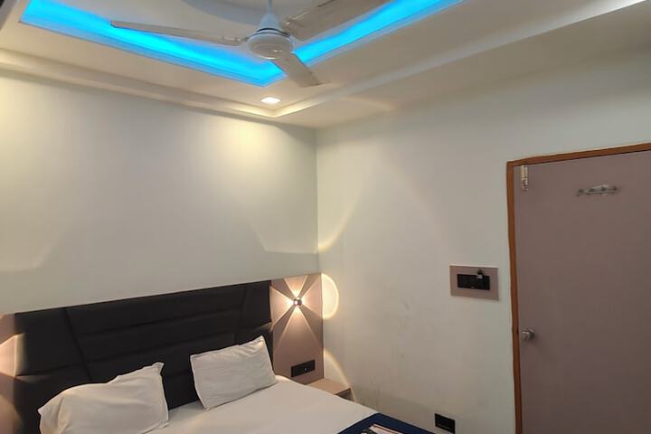 Room 9 of 20