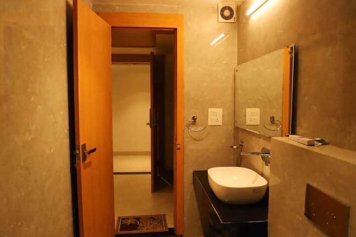 Room 6 of 8