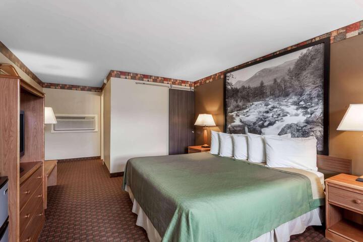 2 Queen Beds (16 of 21)