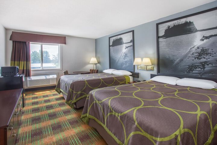 2 Queen Beds (8 of 10)