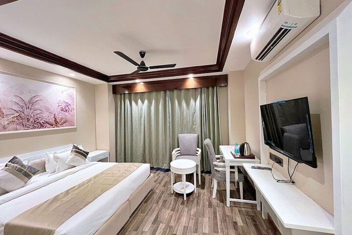 Room 4 of 76