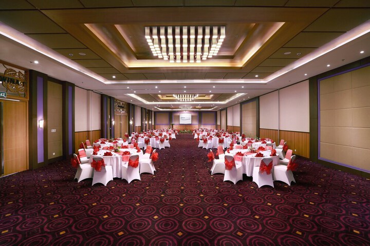 Ballroom/Hall 23 of 27