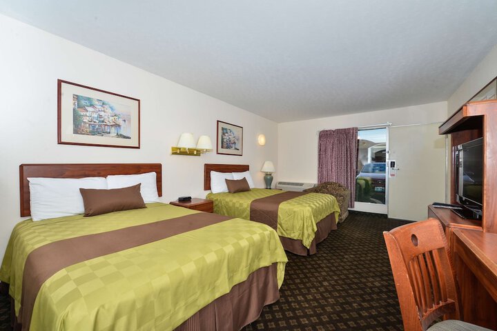 2 Queen Beds (8 of 10)