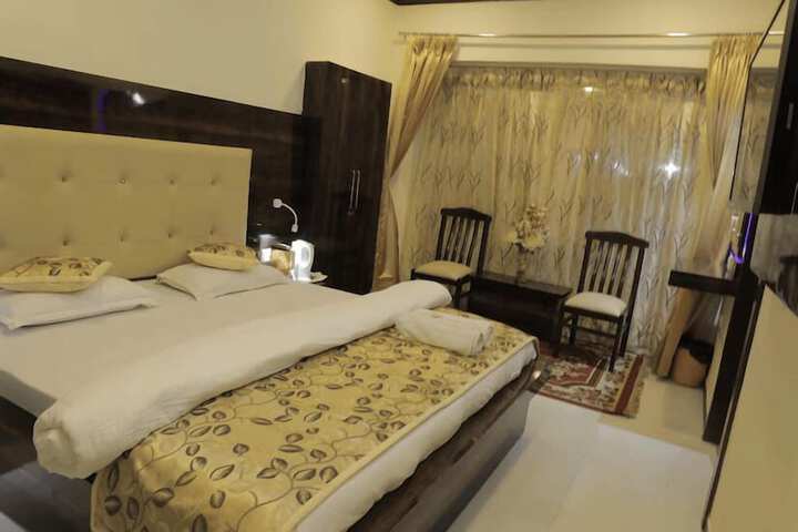 Room 12 of 27