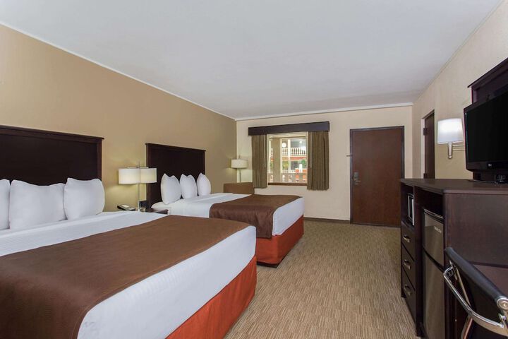 2 Queen Beds (5 of 5)