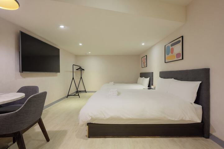 Room 33 of 49