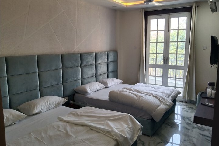 Room 9 of 18