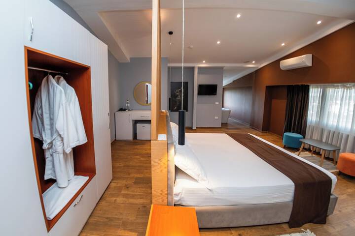 Room 44 of 90
